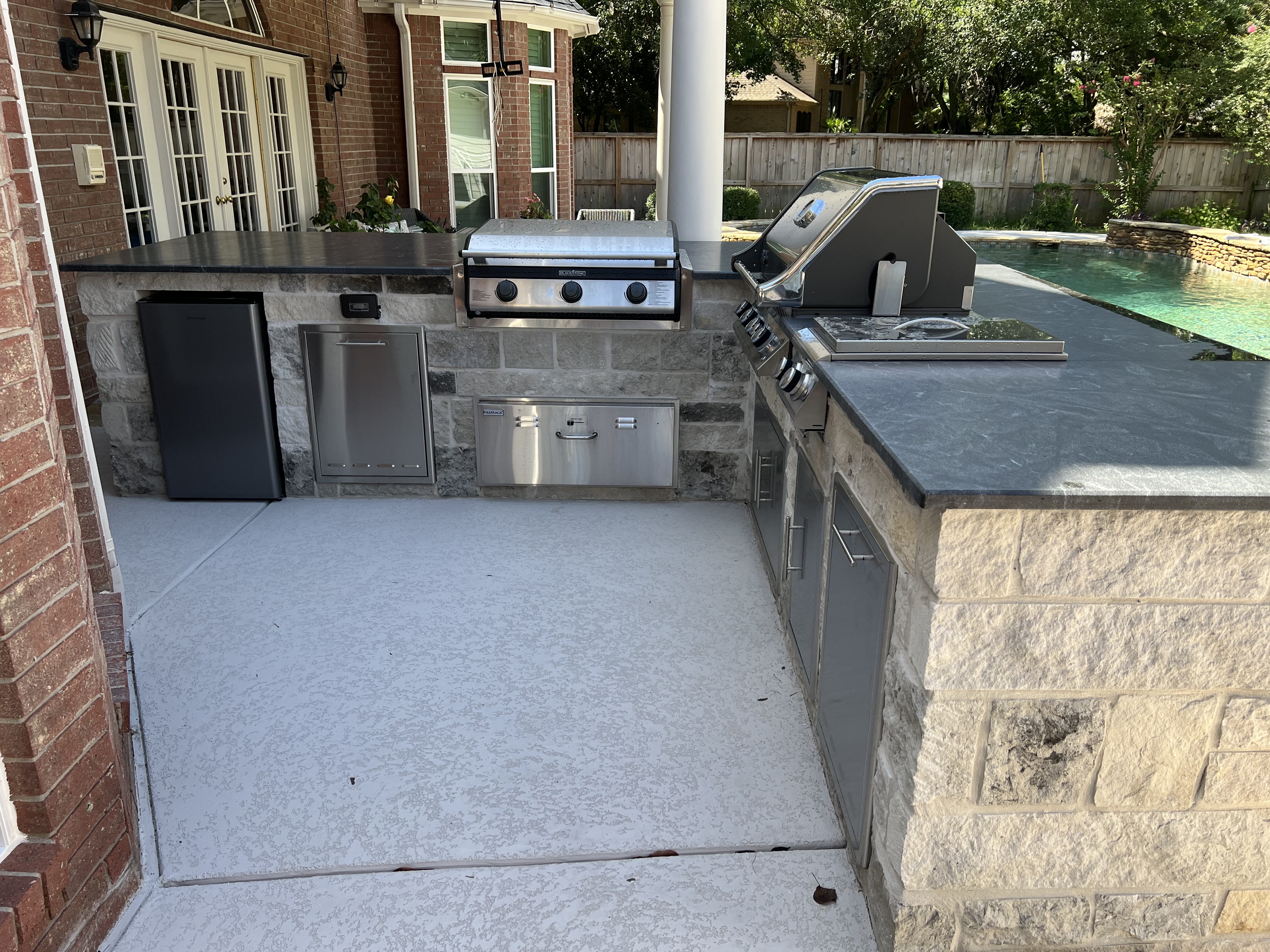 Beautiful outdoor kitchen in Clear Lake