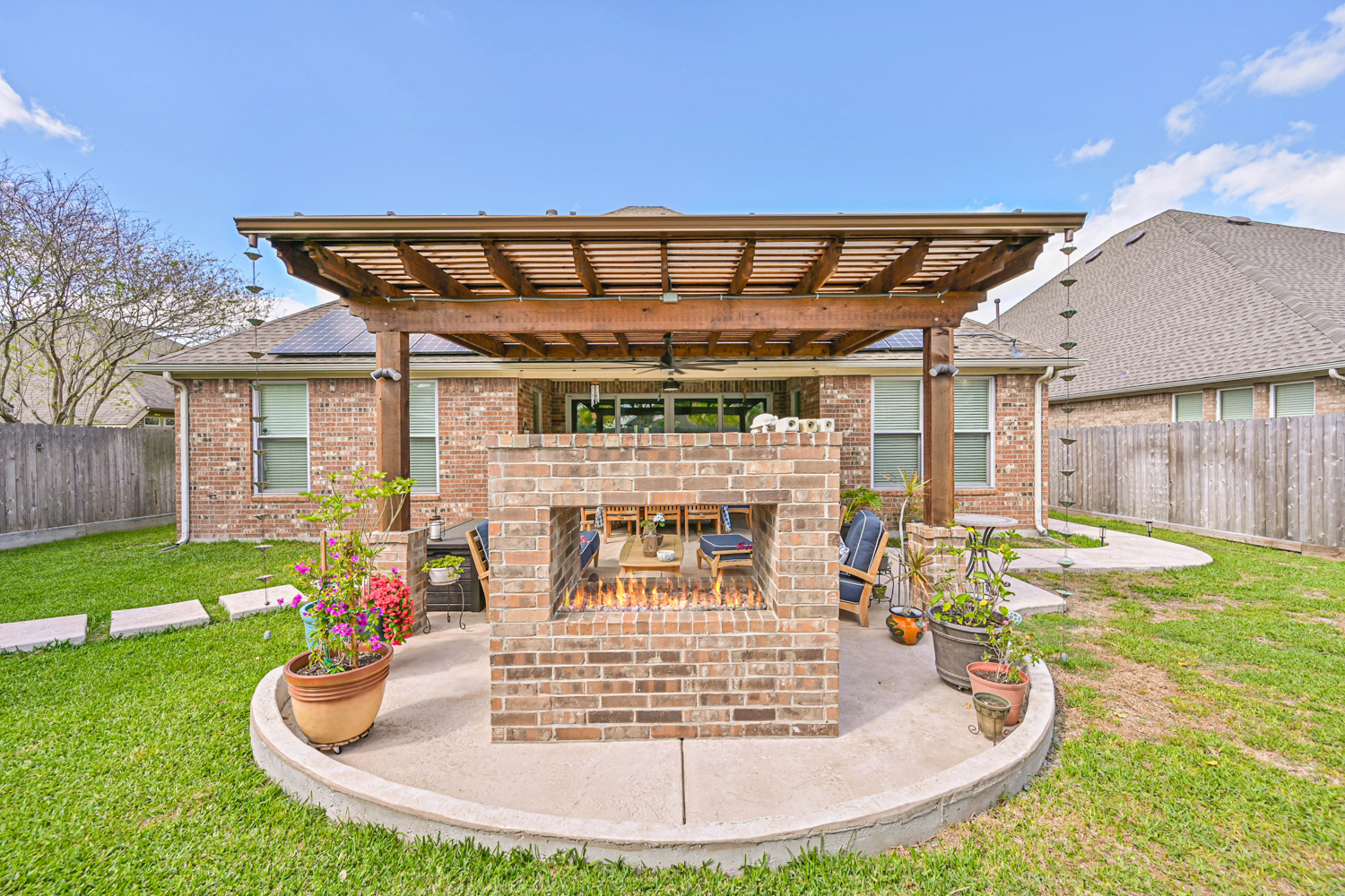 Backyard-Retreats_Pearland-Texas_beautiful-custom-arbors-for-your-backyard