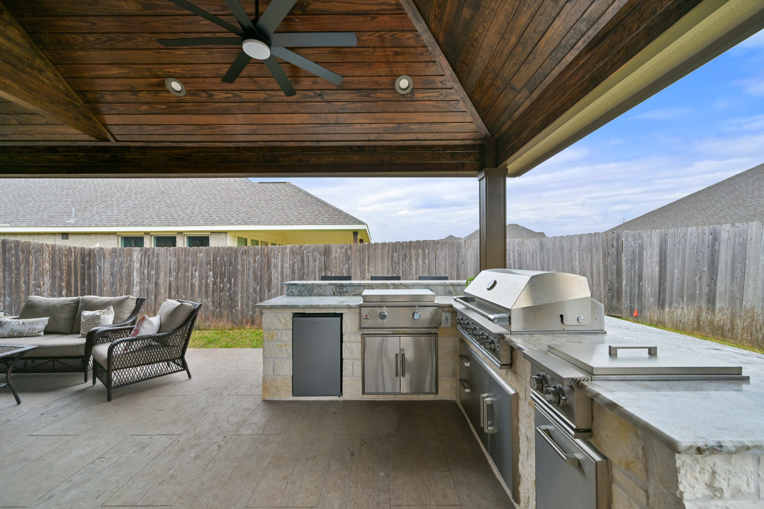 Backyard-Retreats_Pearland-Contractor-081_covered-patio