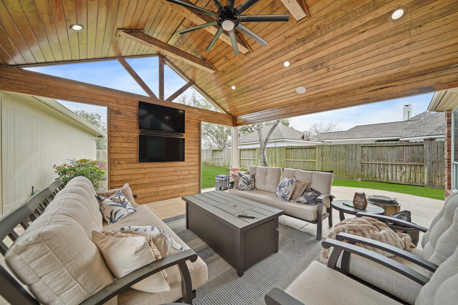 Backyard-Retreats_Pearland-Contractor-137_covered-patio