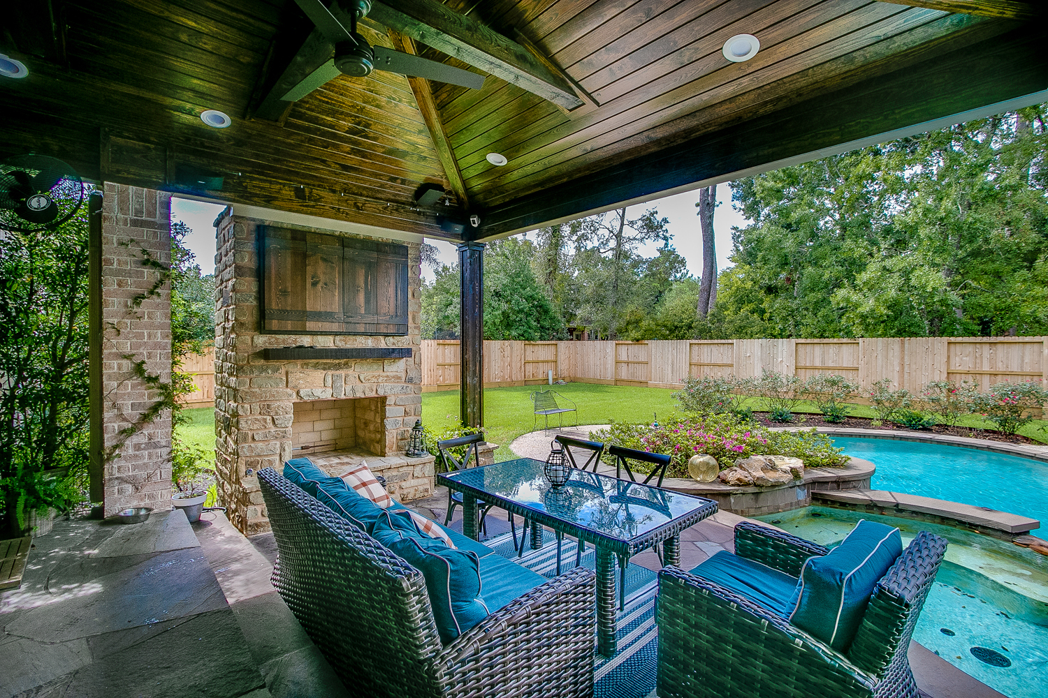 Backyard Retreats Fireplaces and Firepits Service