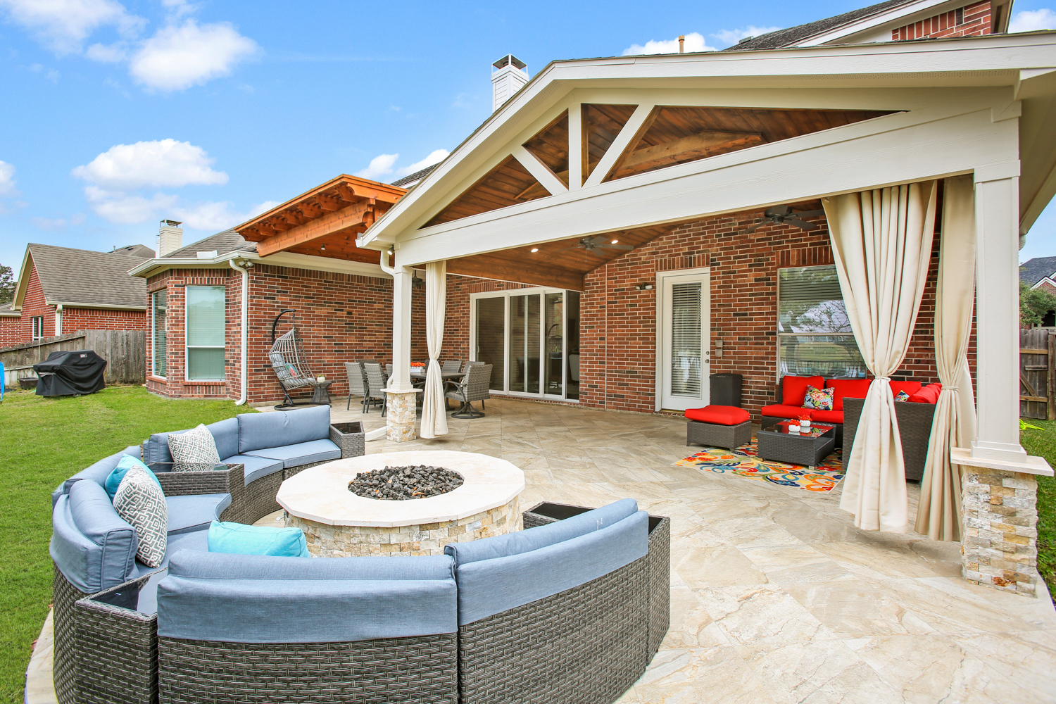 Backyard-Retreats_Pearland-Texas_beautiful-custom-covered-fireplaces-and-firepits-for-your-backyard-10