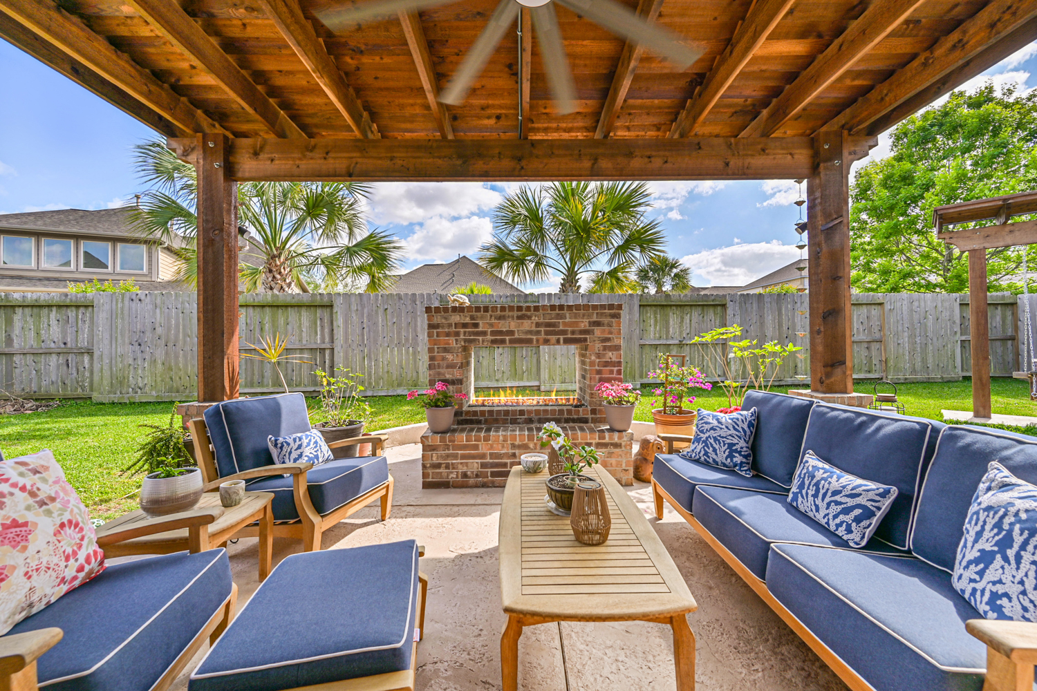 Backyard-Retreats_Pearland-Texas_beautiful-custom-covered-fireplaces-and-firepits-for-your-backyard-4