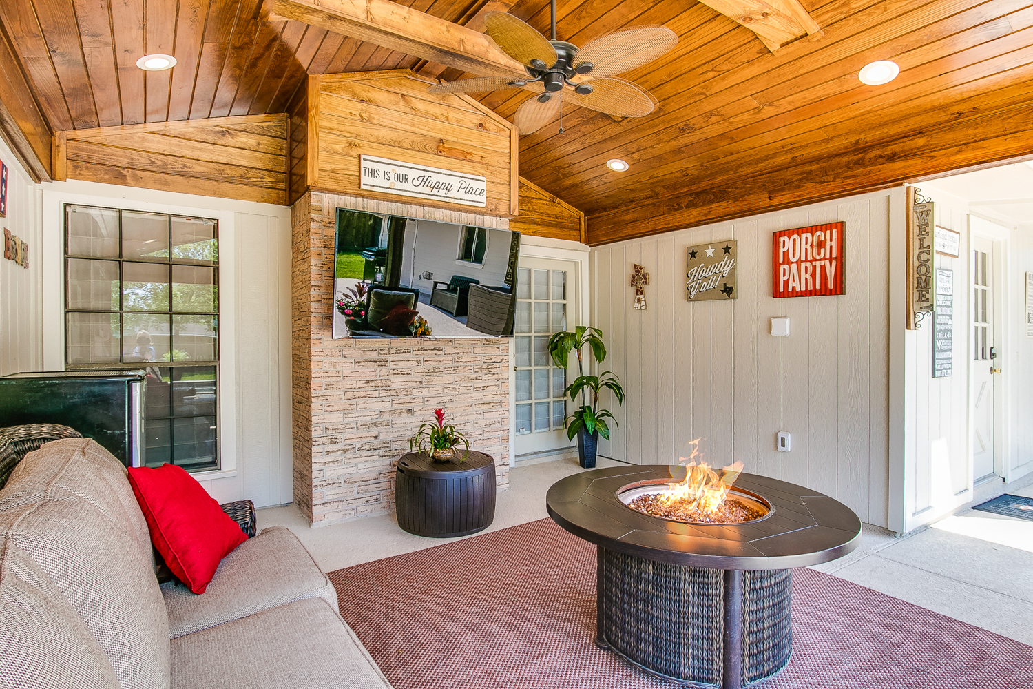 Backyard-Retreats_Pearland-Texas_beautiful-custom-covered-fireplaces-and-firepits-for-your-backyard-45