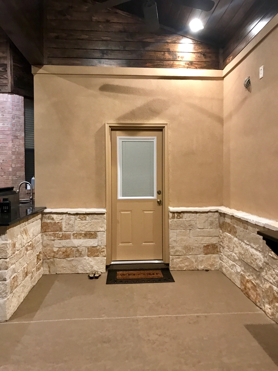 Backyard-Retreats_Pearland-Texas_beautiful-custom-outdoor-bathrooms-for-your-backyard-2