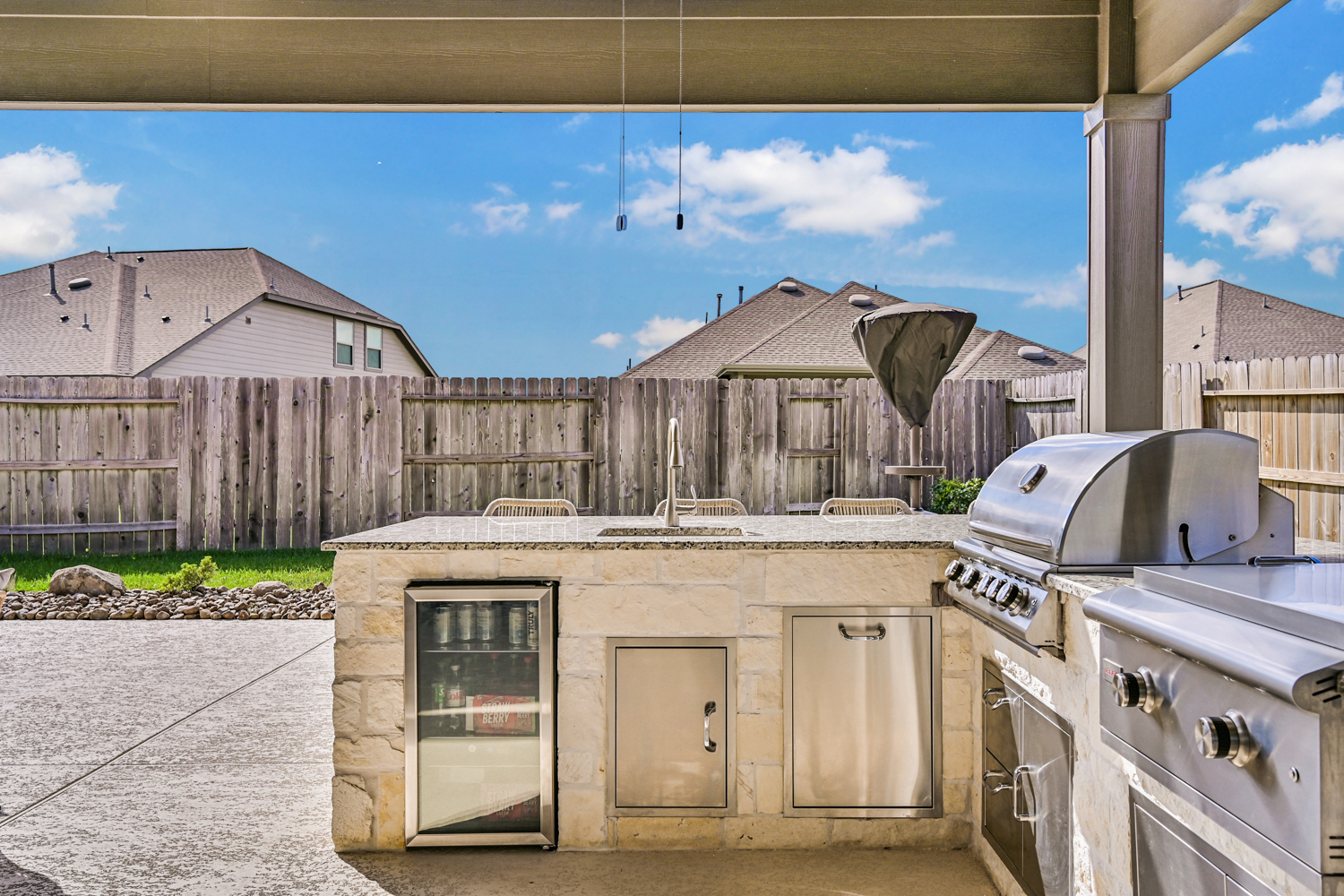 Backyard-Retreats_Pearland-Texas_beautiful-custom-outdoor-kitchens-for-your-backyard-3