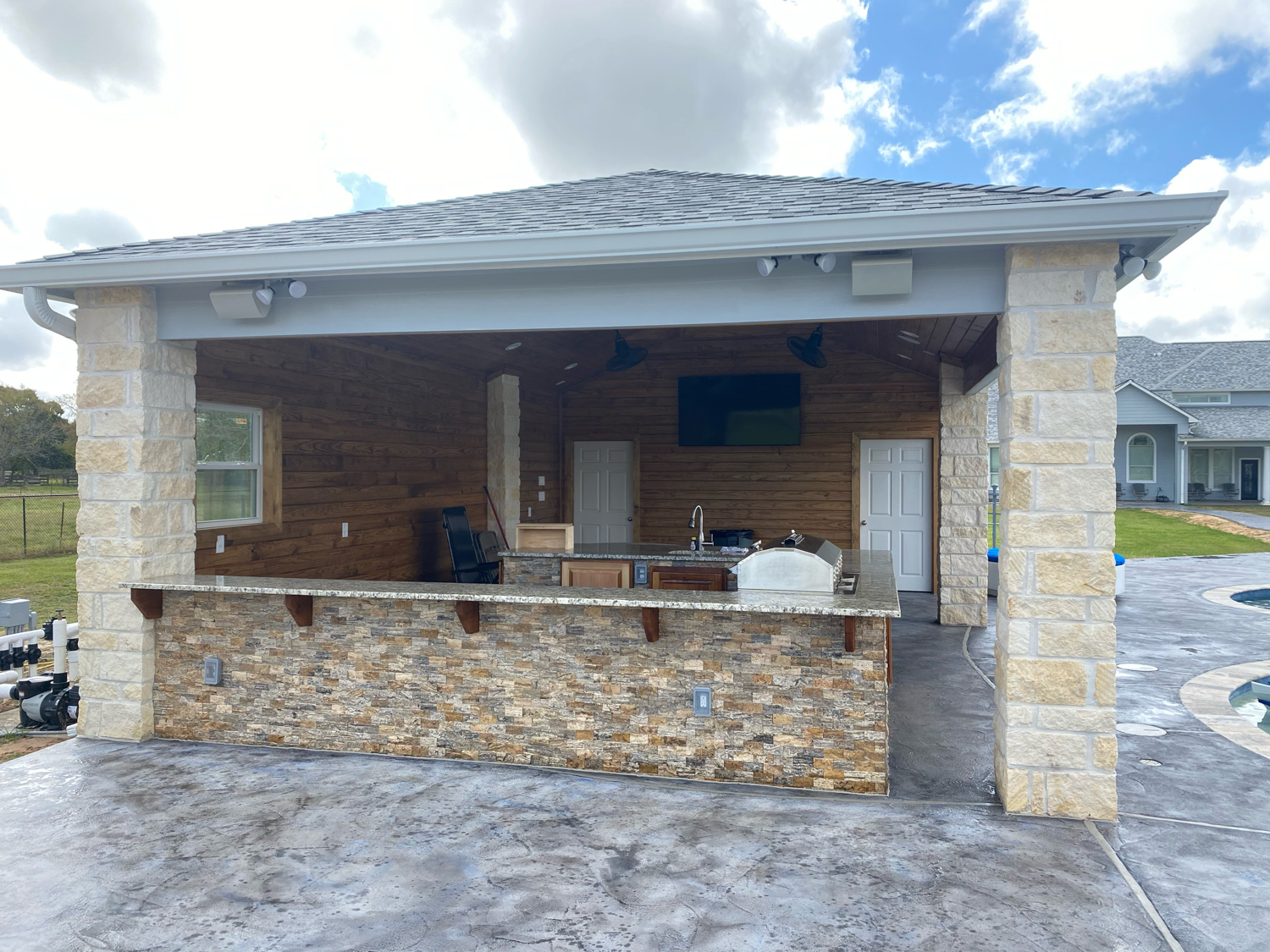 Backyard-Retreats_Pearland-Texas_beautiful-custom-outdoor-kitchens-for-your-backyard-30