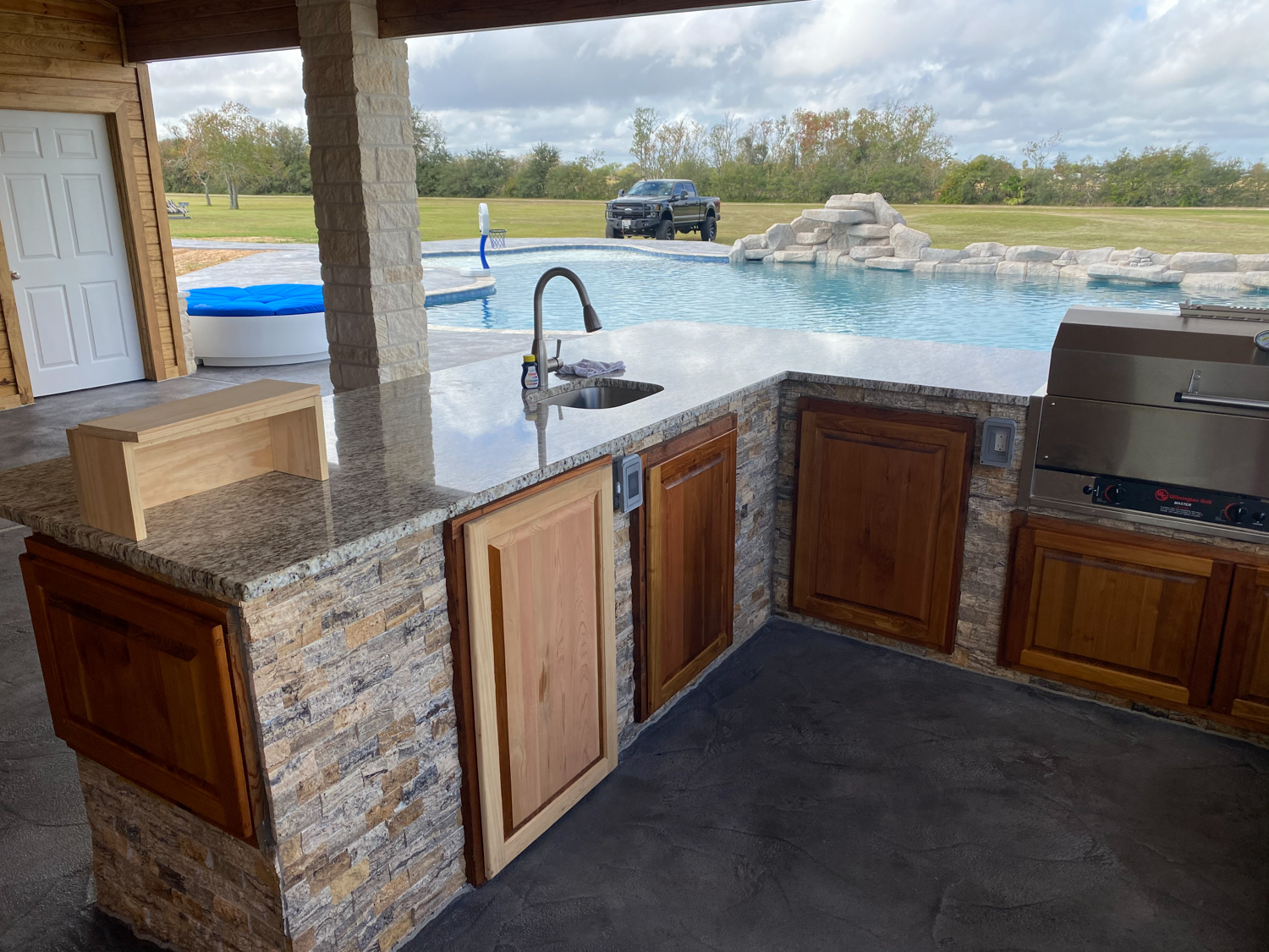Backyard-Retreats_Pearland-Texas_beautiful-custom-outdoor-kitchens-for-your-backyard-33
