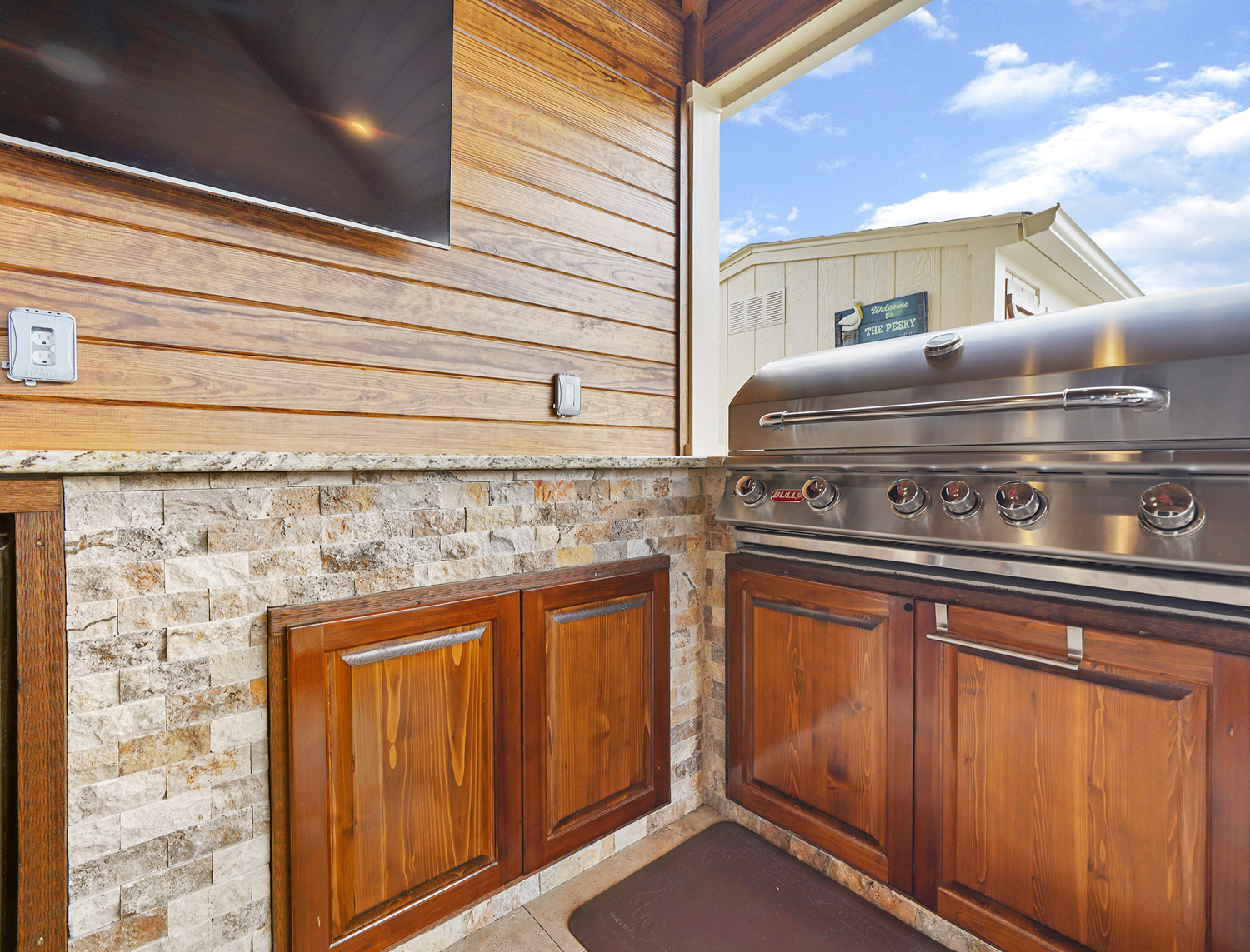 Backyard-Retreats_Pearland-Texas_beautiful-custom-outdoor-kitchens-for-your-backyard-47