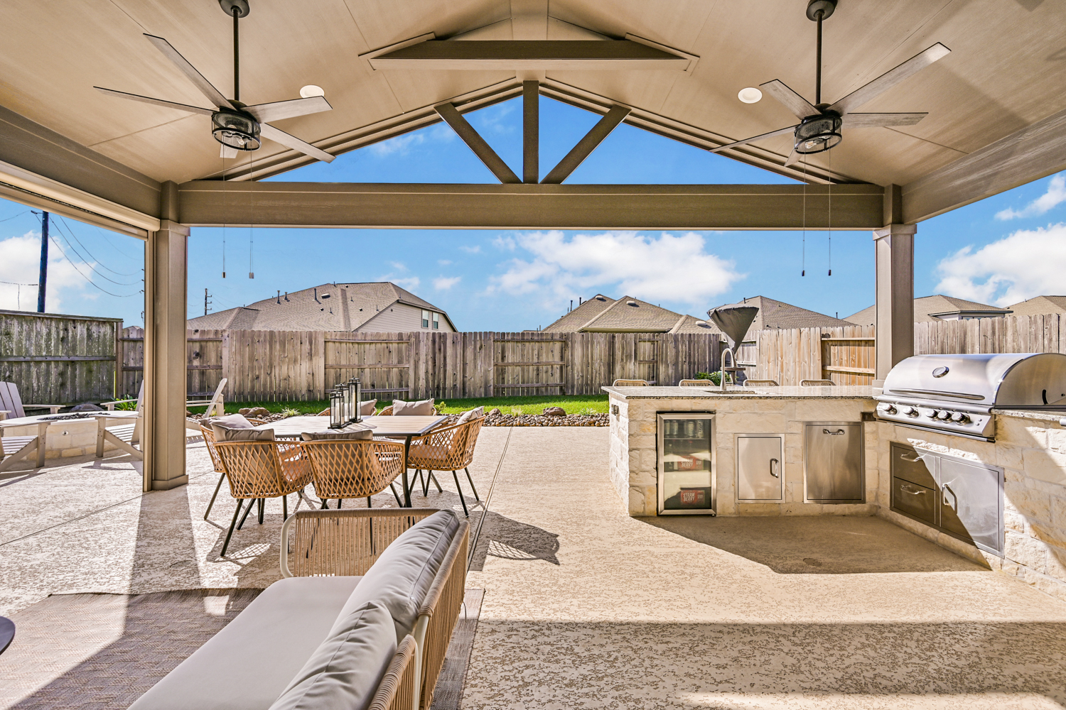 Backyard-Retreats_Pearland-Texas_beautiful-custom-outdoor-kitchens-for-your-backyard
