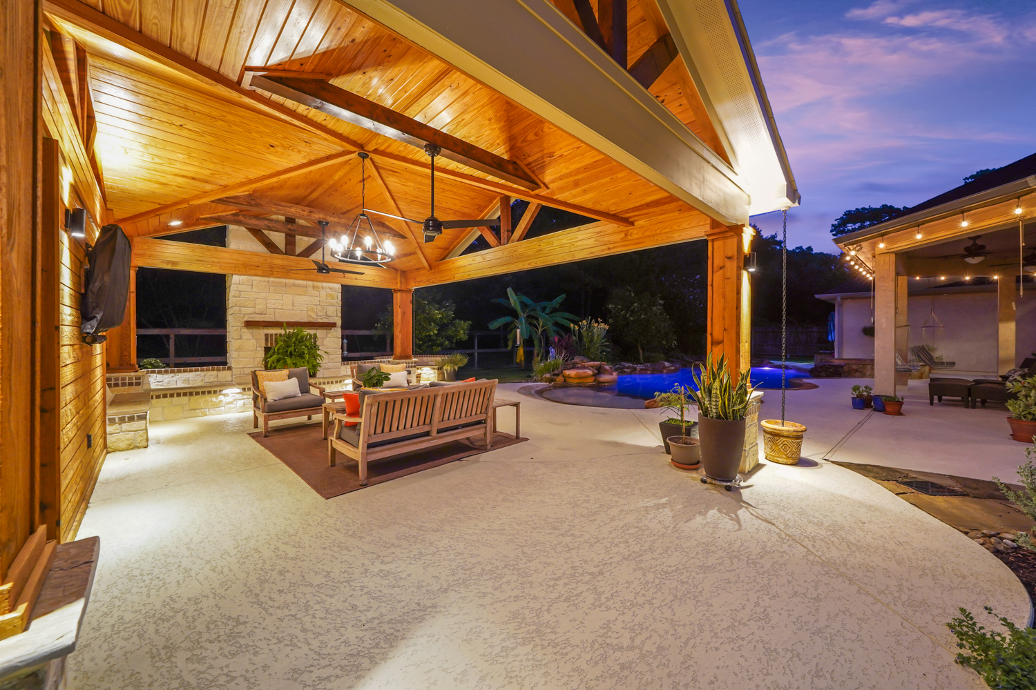 Backyard-Retreats_Pearland-Texas_beautiful-custom-pool-houses-for-your-backyard-21