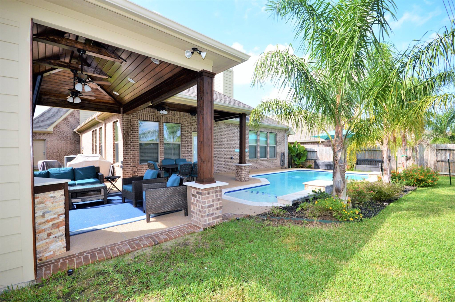 Backyard-Retreats_Pearland-Texas_beautiful-custom-pool-houses-for-your-backyard-35