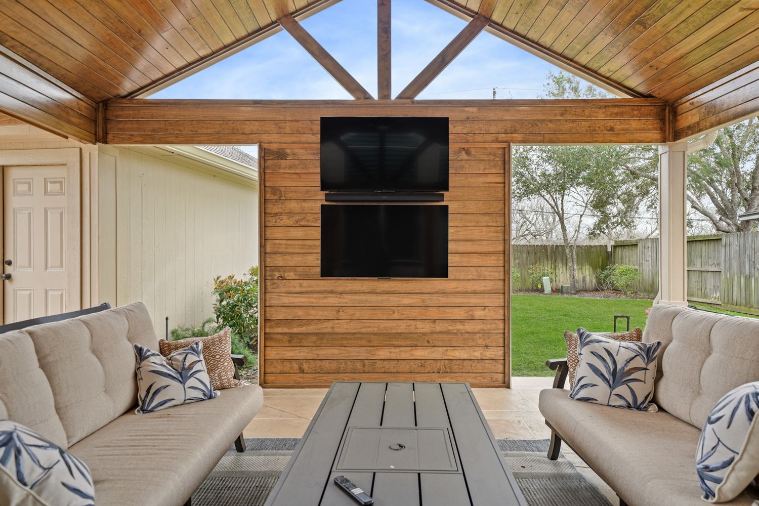 Backyard-Retreats_Pearland-Contractor-136_covered-patio