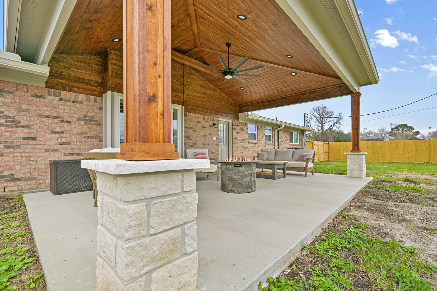 Backyard-Retreats_Pearland-Contractor-116_covered-patio