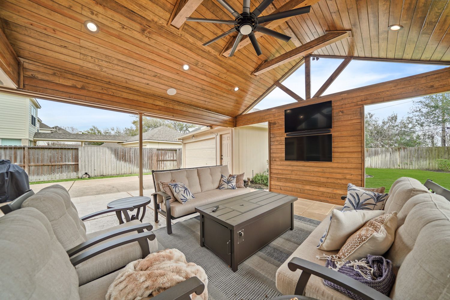 Backyard-Retreats_Pearland-Contractor-138_covered-patio