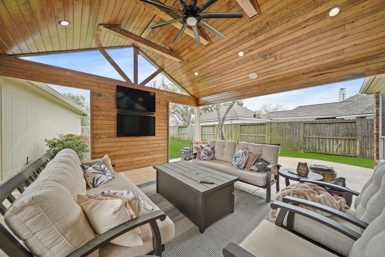Backyard-Retreats_Pearland-Contractor-137_covered-patio