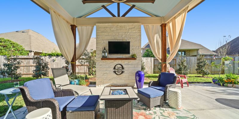 Outdoor Kitchen - Backyard Retreats