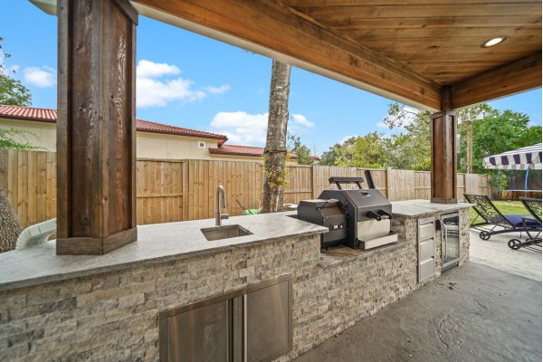 Outdoor Kitchen - Backyard Retreats