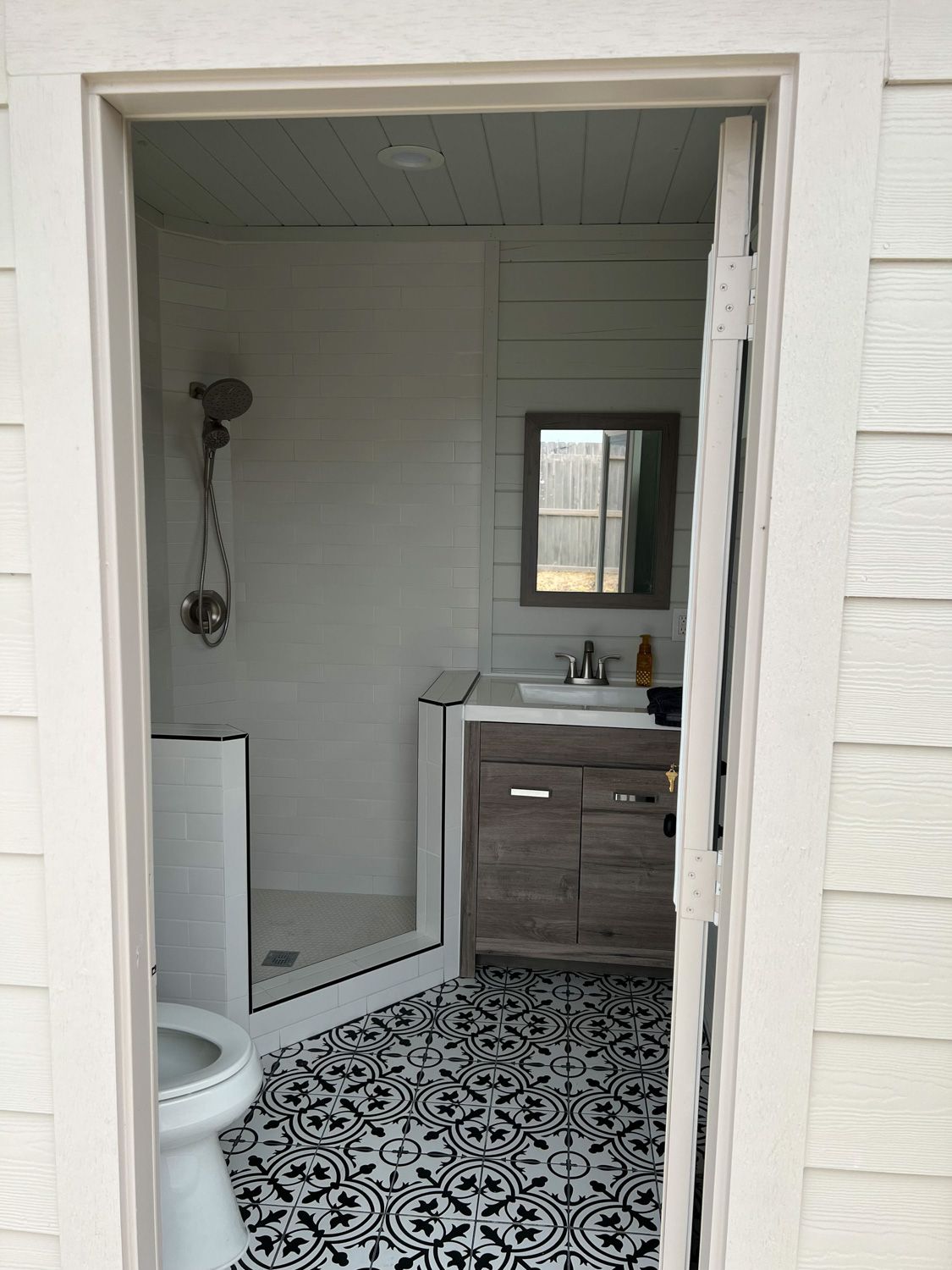 Backyard-Retreats_Pearland-Contractor-162_outdoor-bathroom