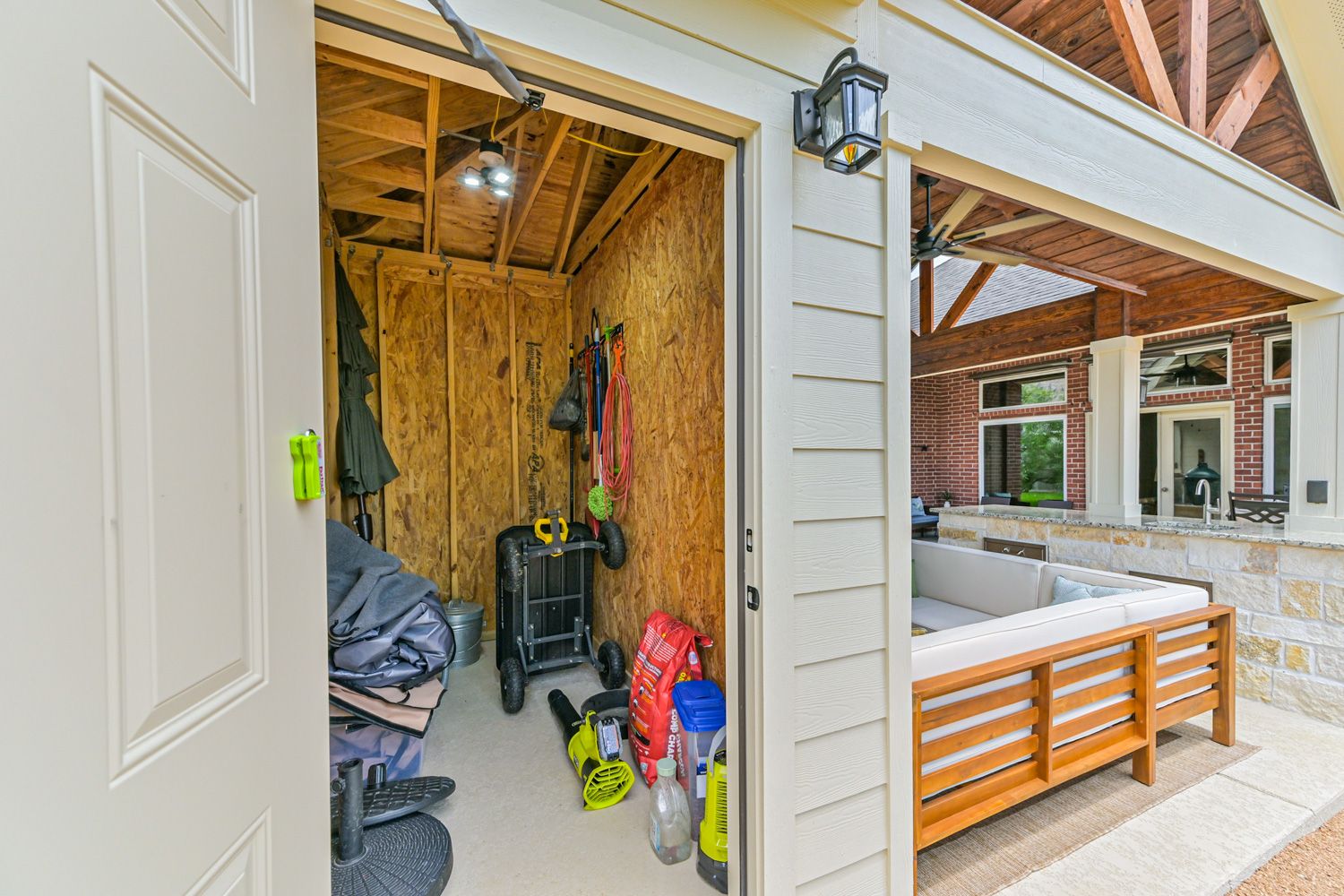 Backyard-Retreats_Pearland-Contractor-041_covered-patio