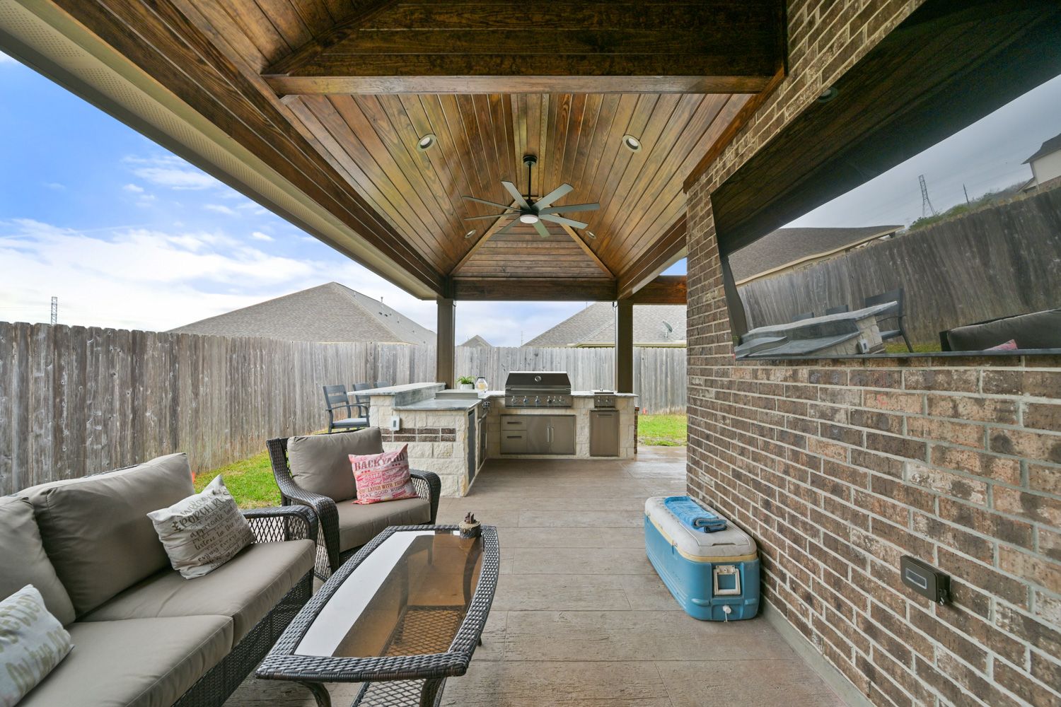 Backyard-Retreats_Pearland-Contractor-088_covered-patio